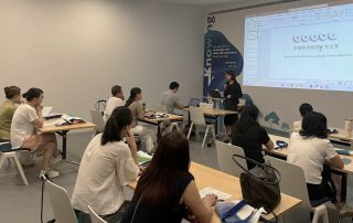 陈实博士（副院长, 教育系中文部）正在主持中文幼儿教育工作坊