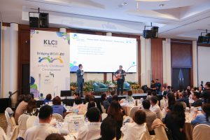 Live performance of the “Every Child Every Teacher” theme song on stage by Dr Chua Ying Hwee and Mr Paul Khoo, Raison Media) Photos by Keng Photography 